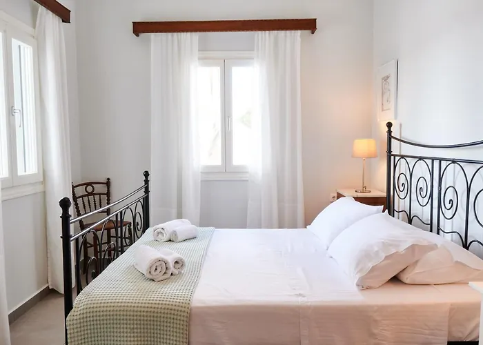 Dali Danae Fira (Santorini)